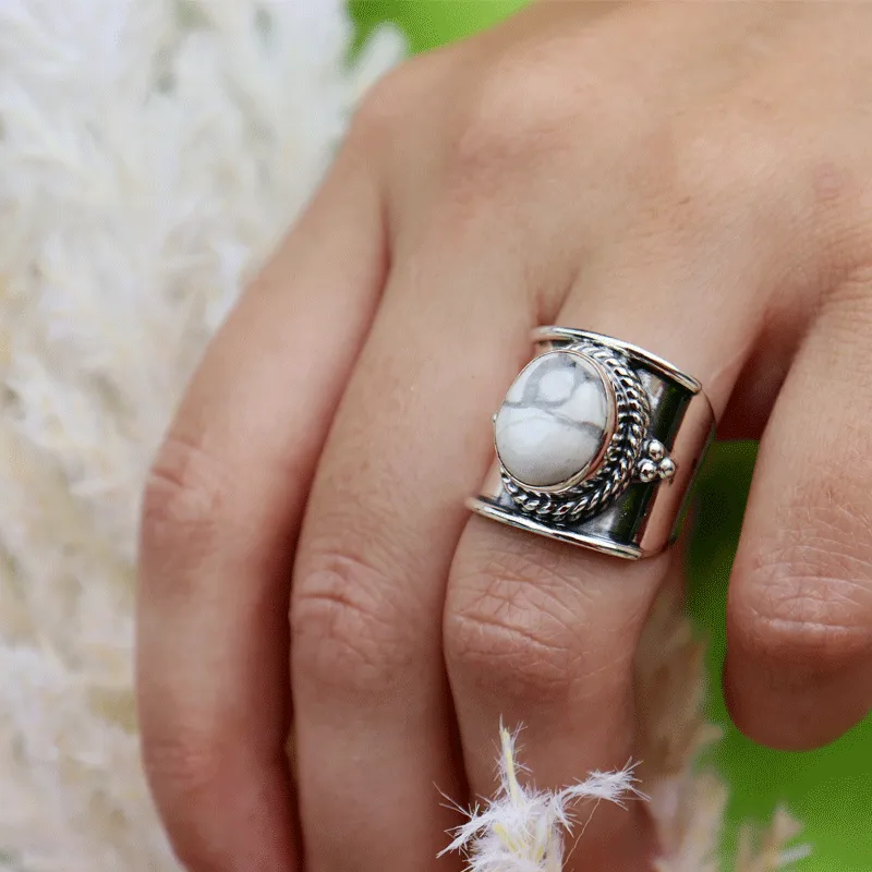 Meila Howlite Silver Saddle Ring